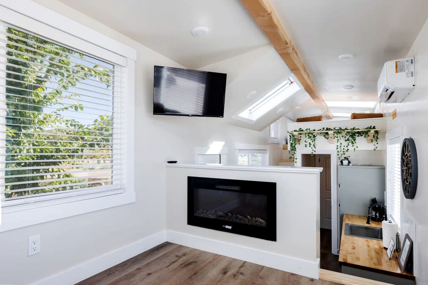 Escape in Style: Fully Equipped Modern Tiny House in Apple Valley, Utah