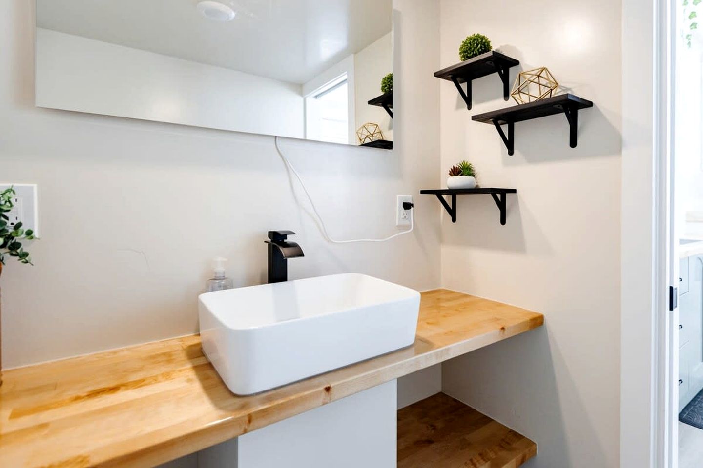 Escape in Style: Fully Equipped Modern Tiny House in Apple Valley, Utah