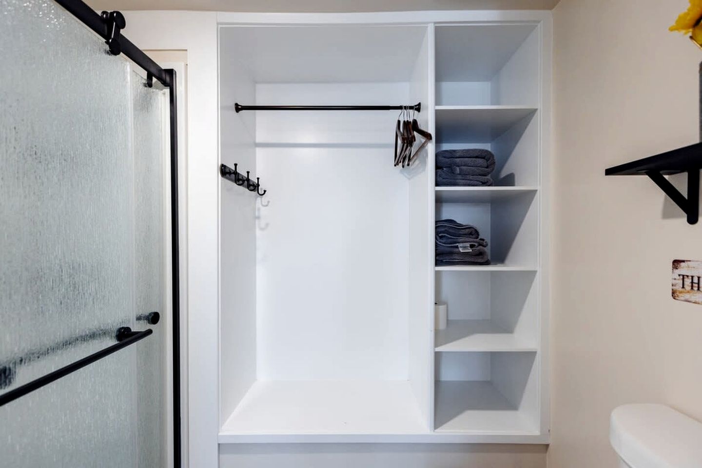 Escape in Style: Fully Equipped Modern Tiny House in Apple Valley, Utah