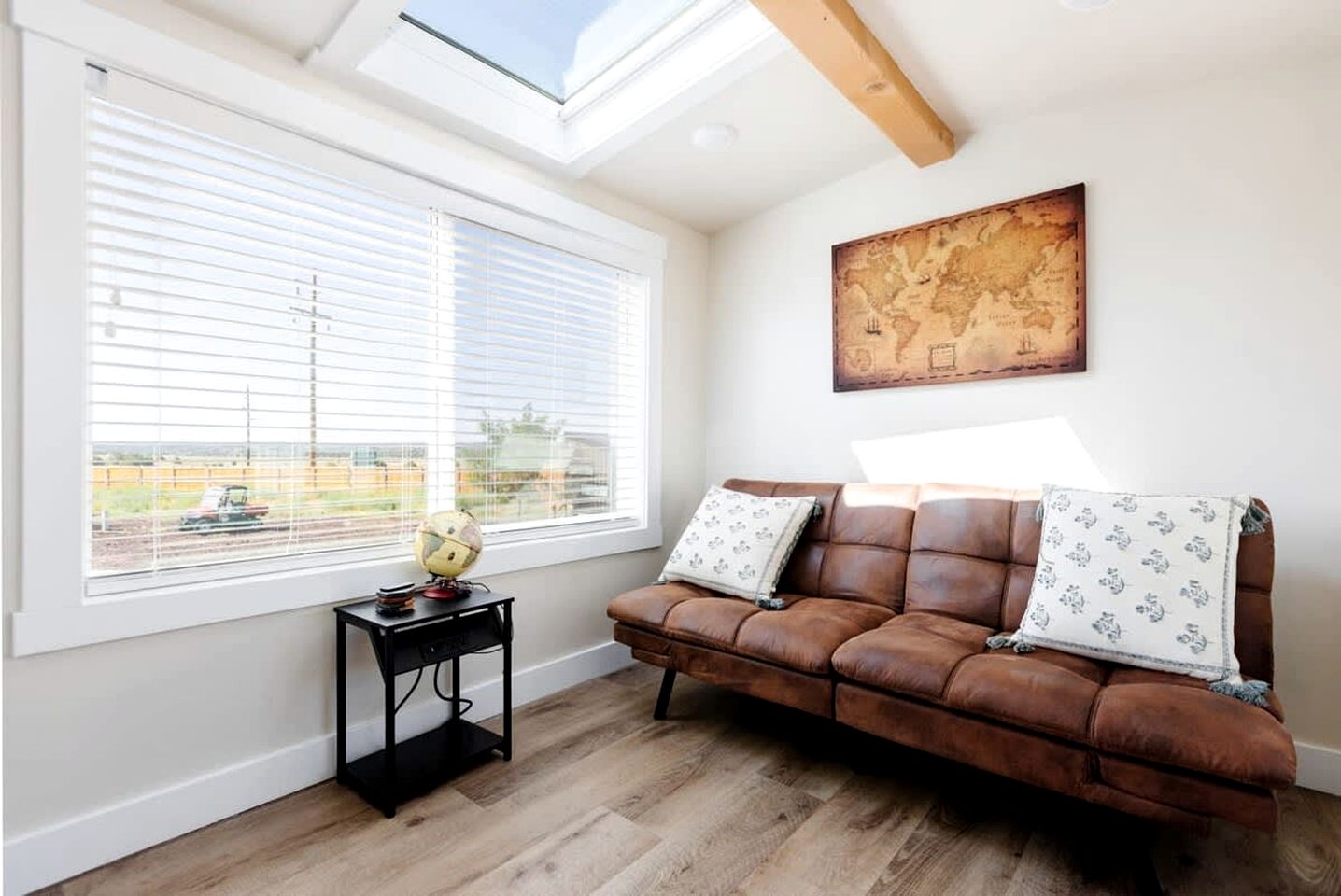 Escape in Style: Fully Equipped Modern Tiny House in Apple Valley, Utah