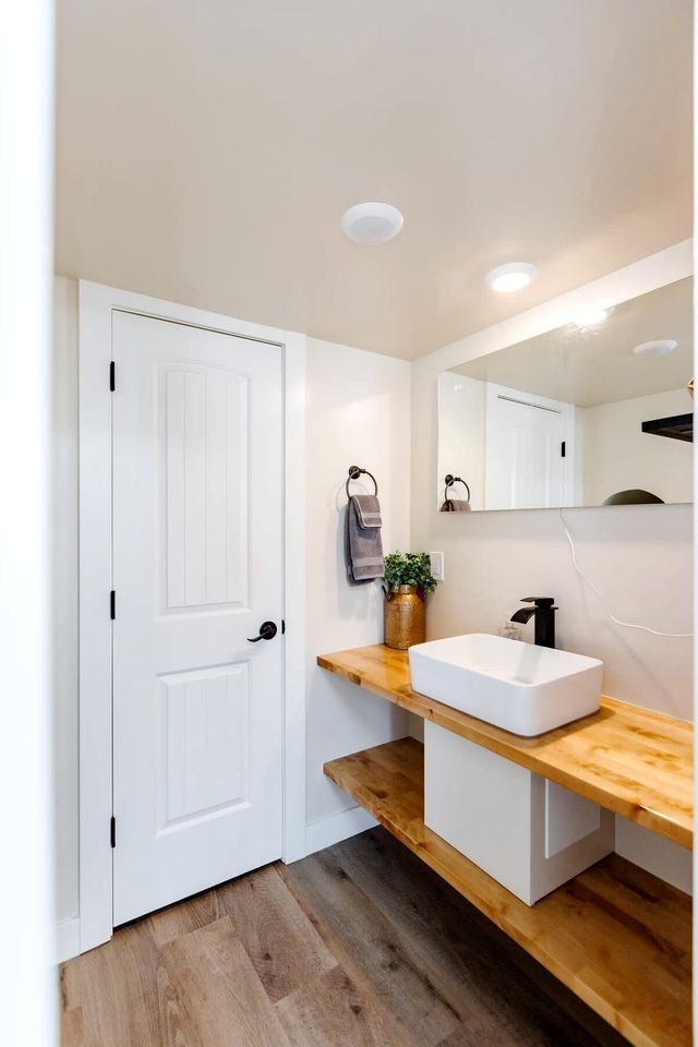 Escape in Style: Fully Equipped Modern Tiny House in Apple Valley, Utah