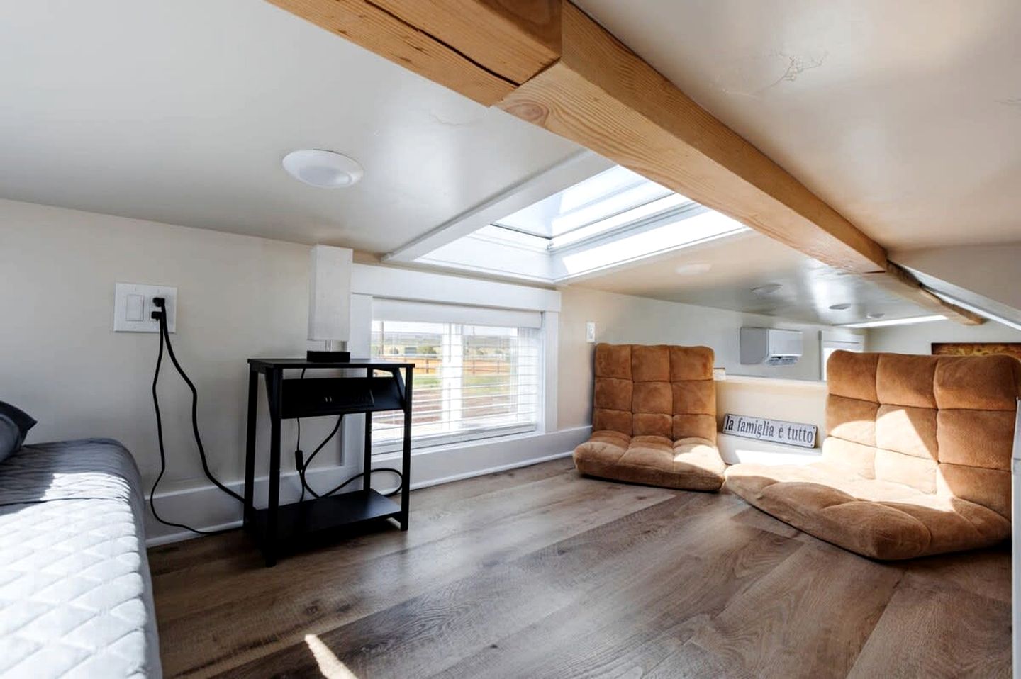 Escape in Style: Fully Equipped Modern Tiny House in Apple Valley, Utah