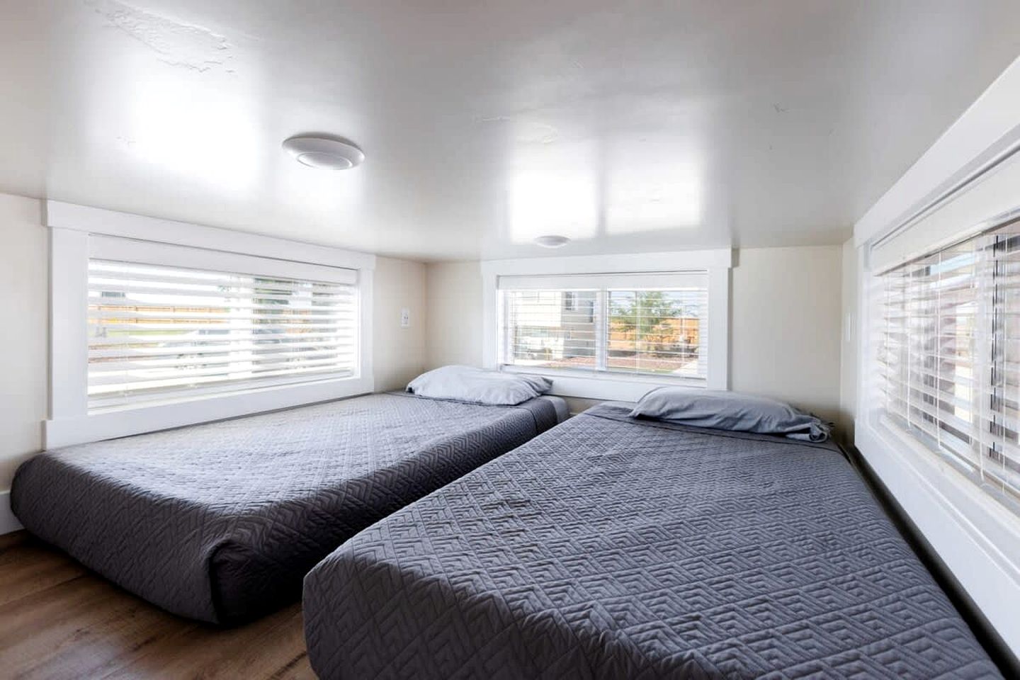 Escape in Style: Fully Equipped Modern Tiny House in Apple Valley, Utah