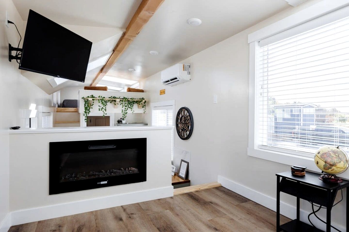 Escape in Style: Fully Equipped Modern Tiny House in Apple Valley, Utah