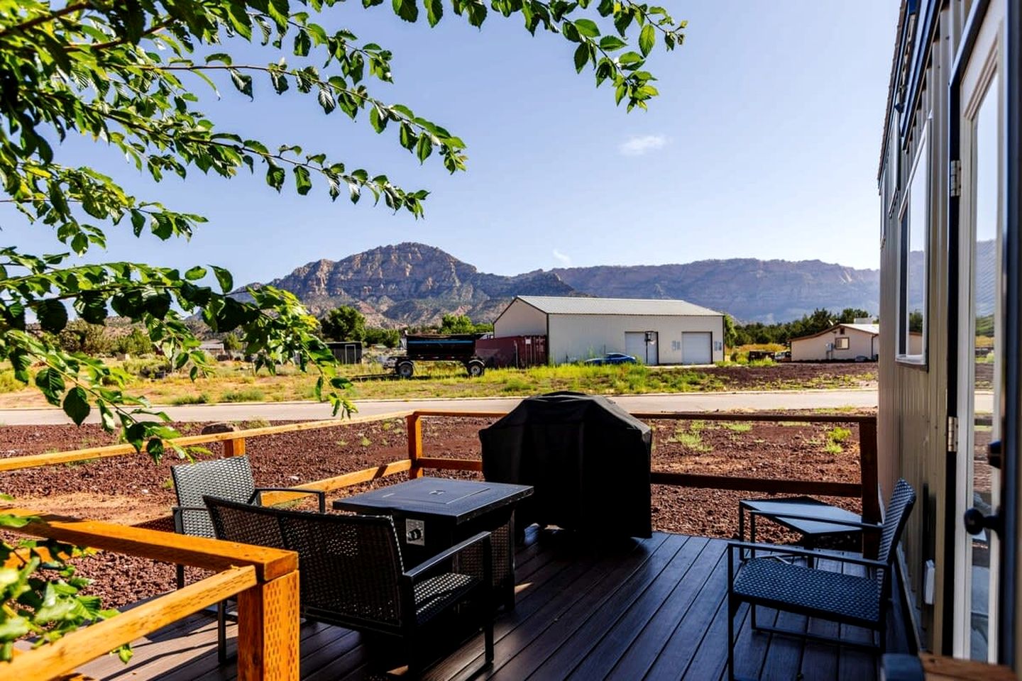 Escape in Style: Fully Equipped Modern Tiny House in Apple Valley, Utah