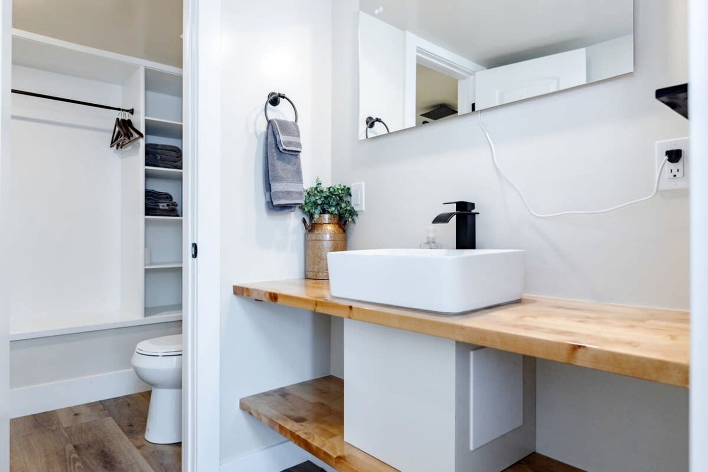 Escape in Style: Fully Equipped Modern Tiny House in Apple Valley, Utah