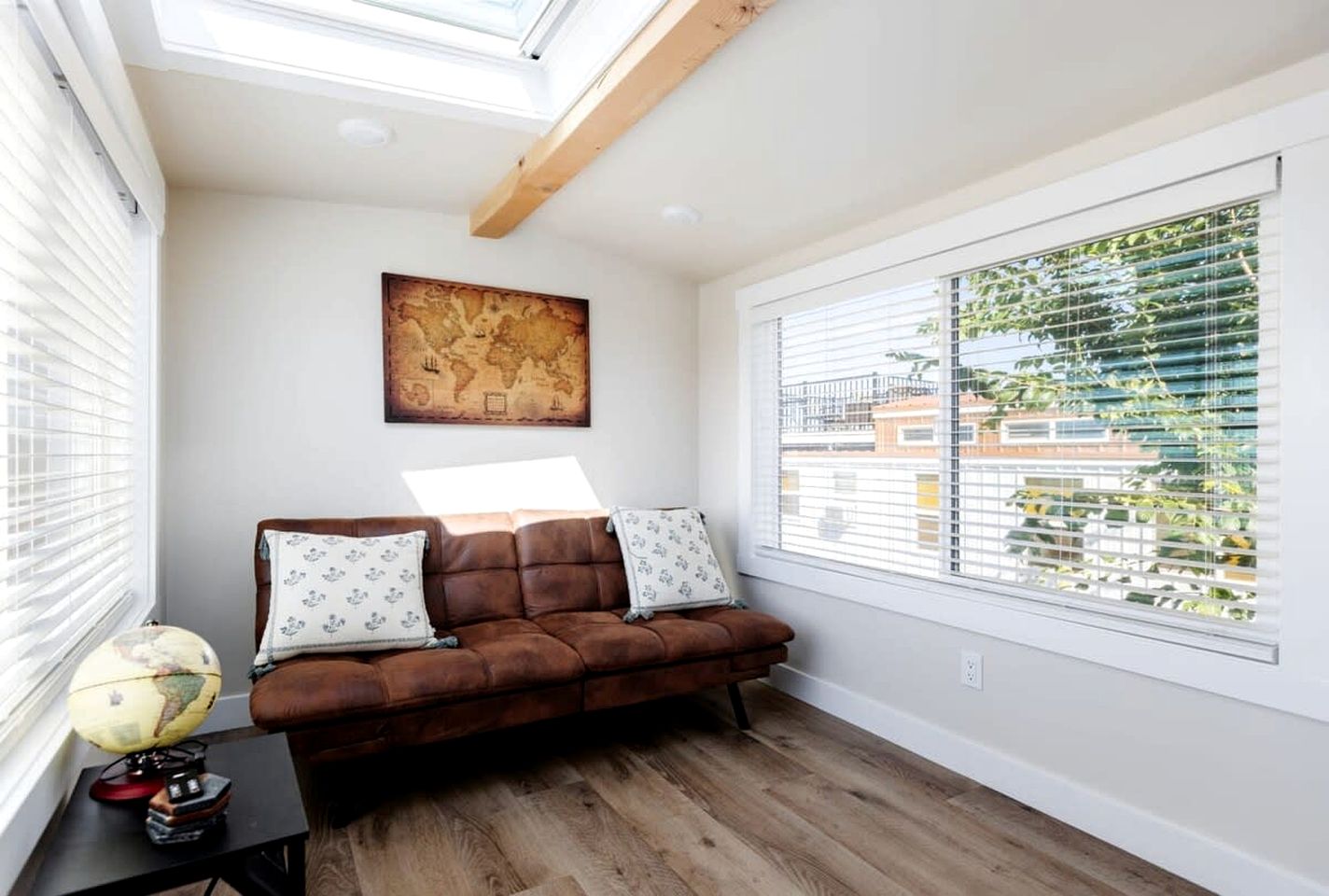 Escape in Style: Fully Equipped Modern Tiny House in Apple Valley, Utah