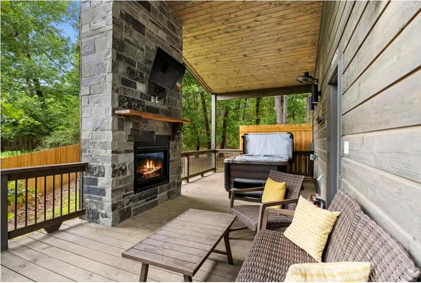 Cozy Cabin with Hot Tub & Fire Pit Near Broken Bow Lake, Broken Bow, OK