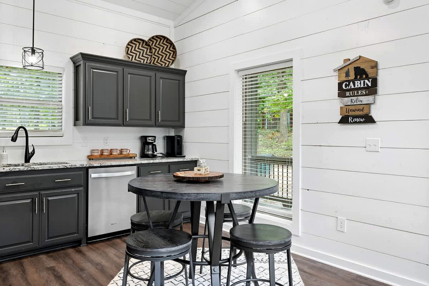 Cozy Cabin with Hot Tub & Fire Pit Near Broken Bow Lake, Broken Bow, OK