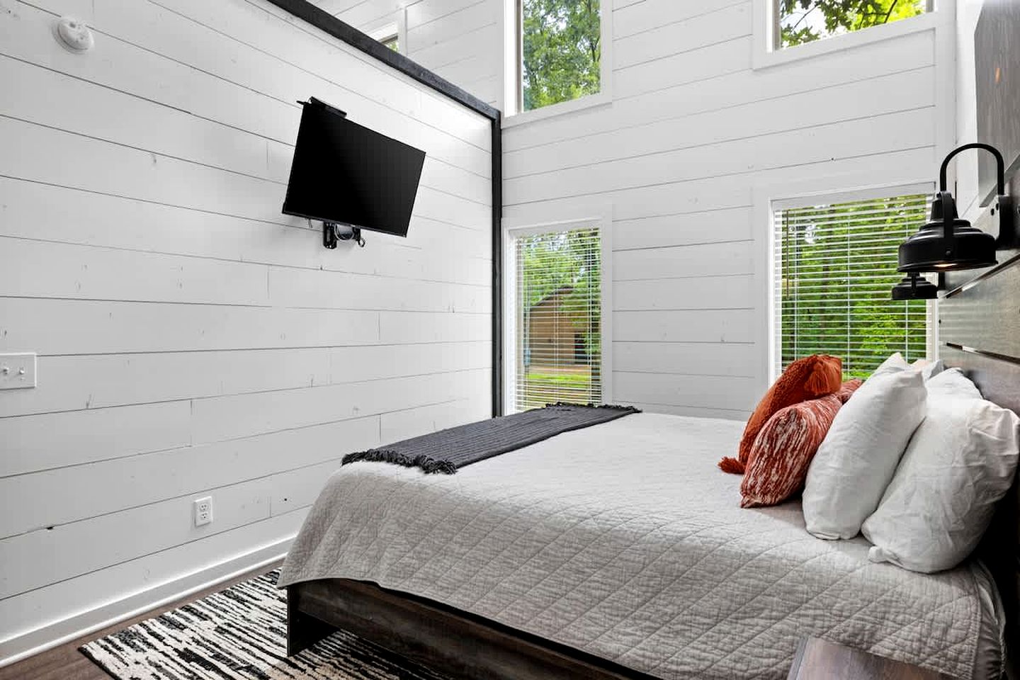 Cozy Cabin with Hot Tub & Fire Pit Near Broken Bow Lake, Broken Bow, OK