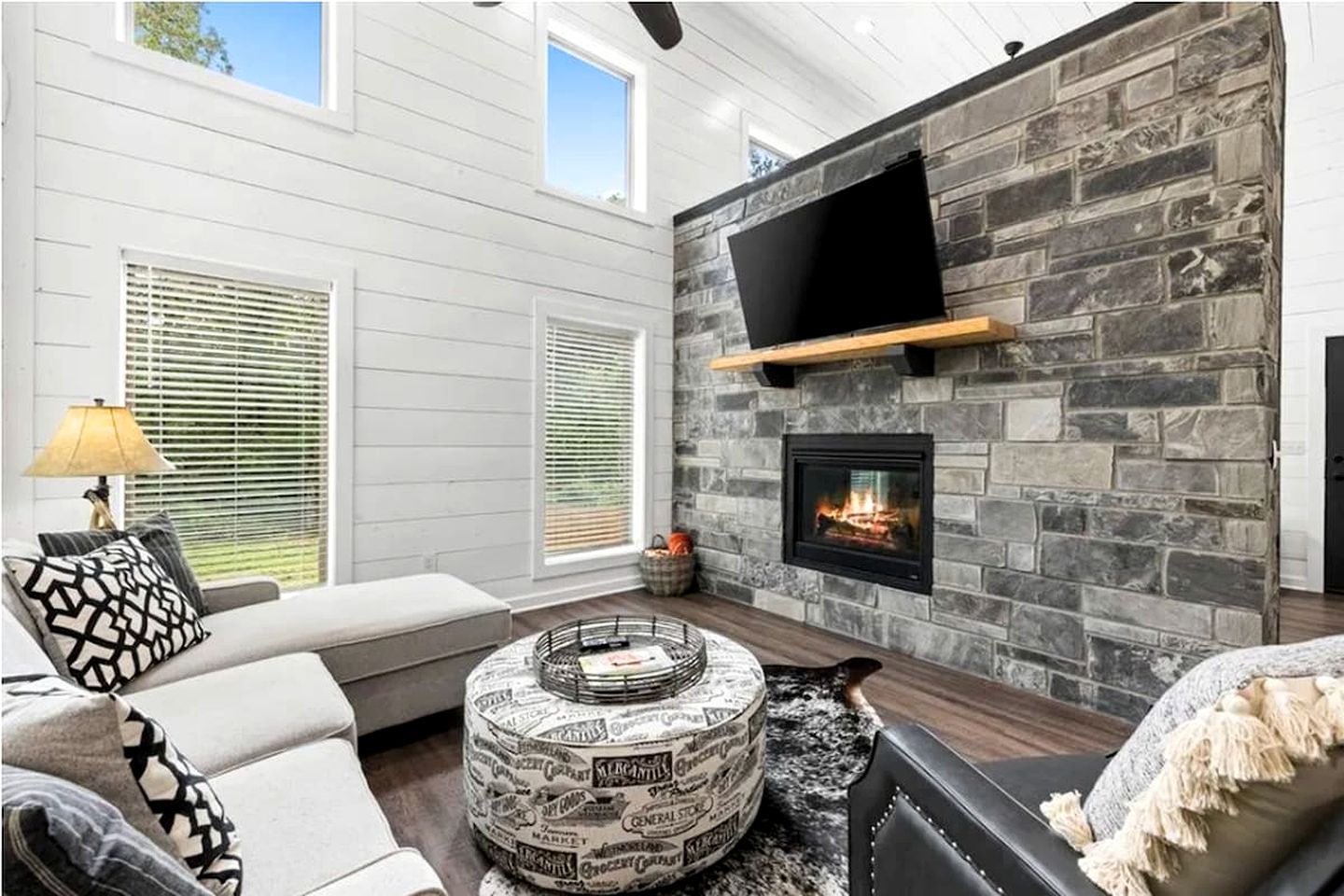 Cozy Cabin with Hot Tub & Fire Pit Near Broken Bow Lake, Broken Bow, OK