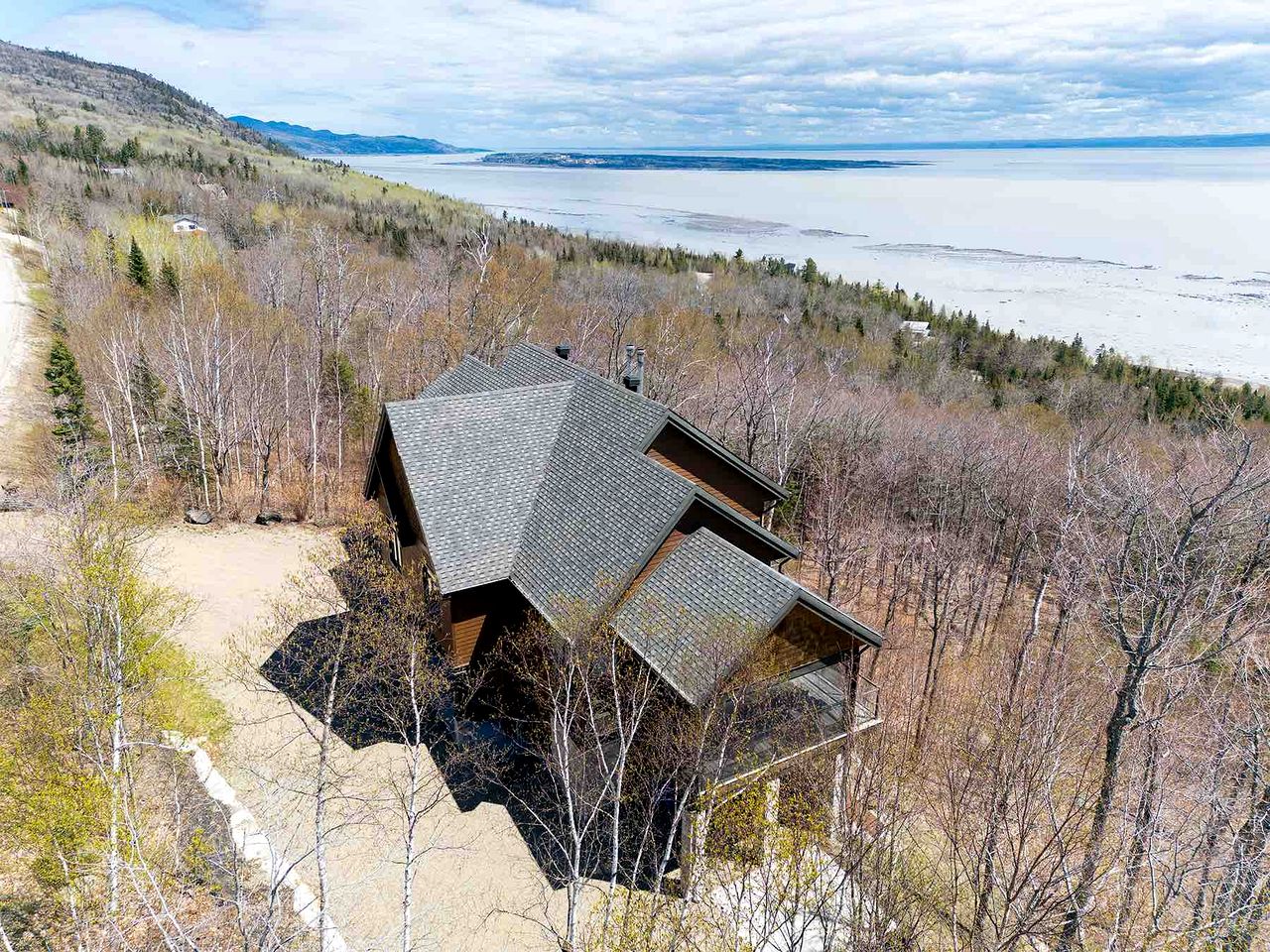 Luxurious Contemporary Retreat with Hot Tub, Ping Pong, and River Views near Baie-Saint-Paul, Quebec
