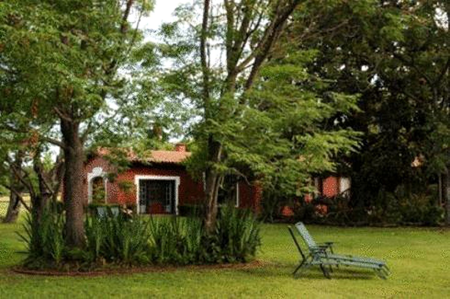 Fabulous Romantic Getaway with Outdoor Swimming Pool near Capilla del Senor, Buenos Aires