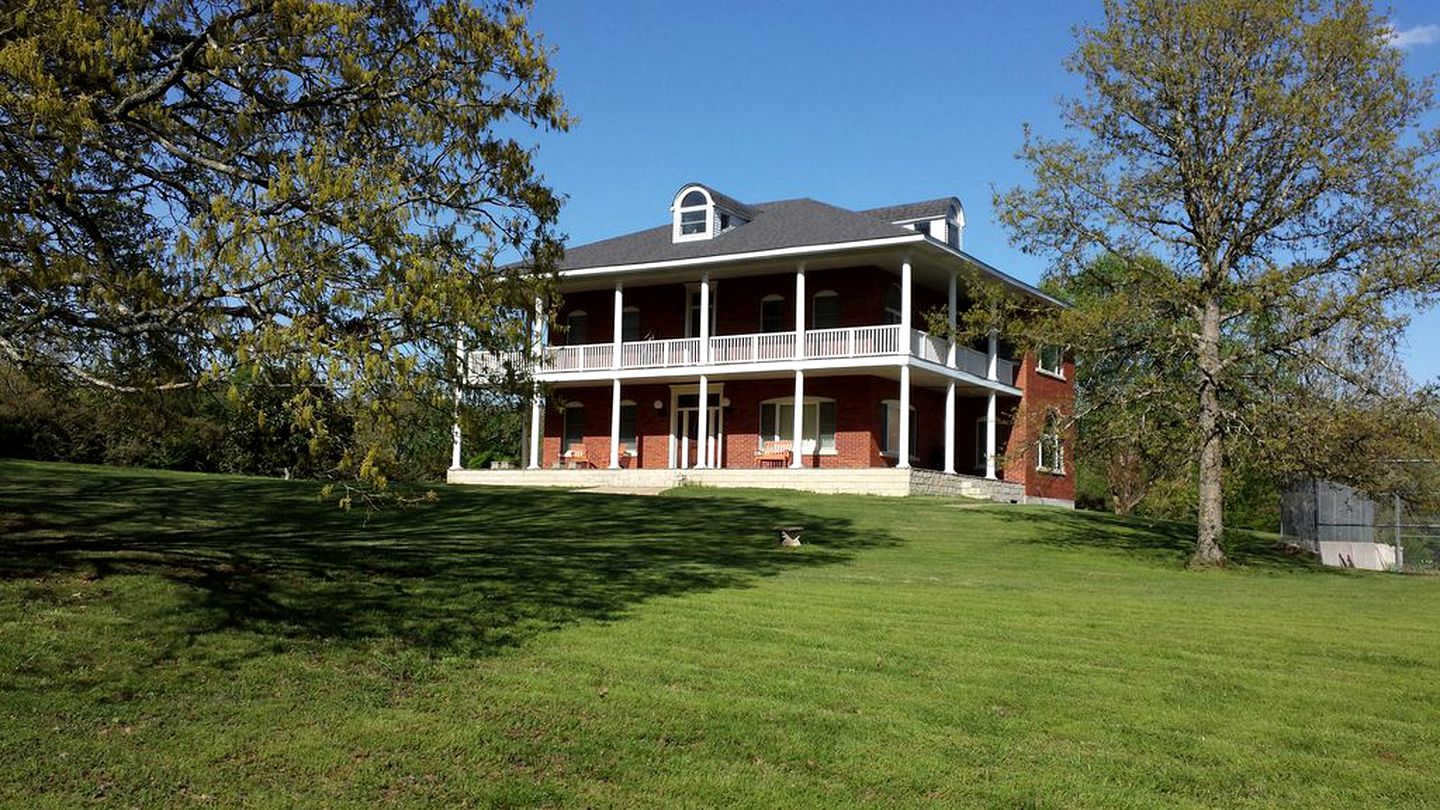 Stunning Estate Rental on 26 Acres for Unique Vacation near Heber Springs, Arkansas