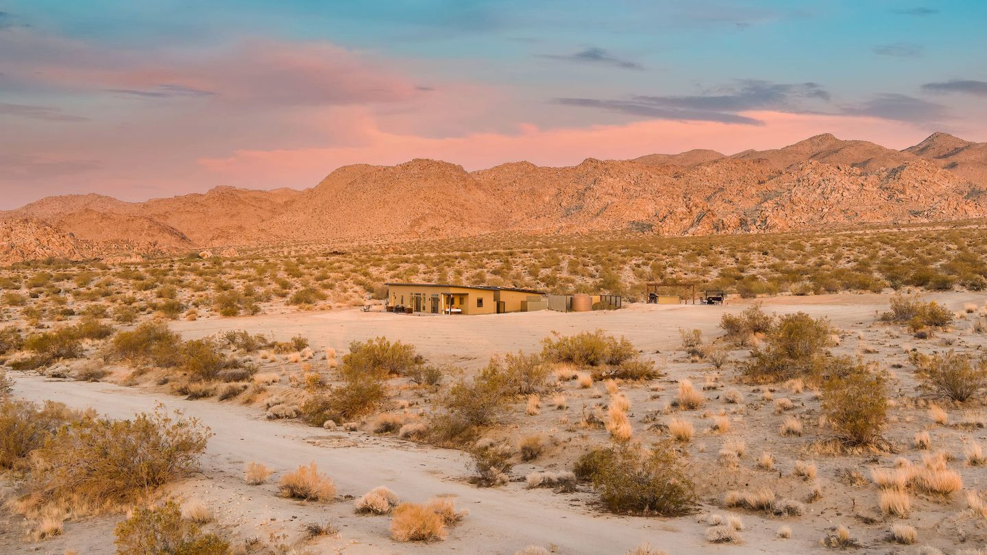 Secluded Vacation Rental with Hot-tub and Amazing Desert Views in Joshua Tree, California