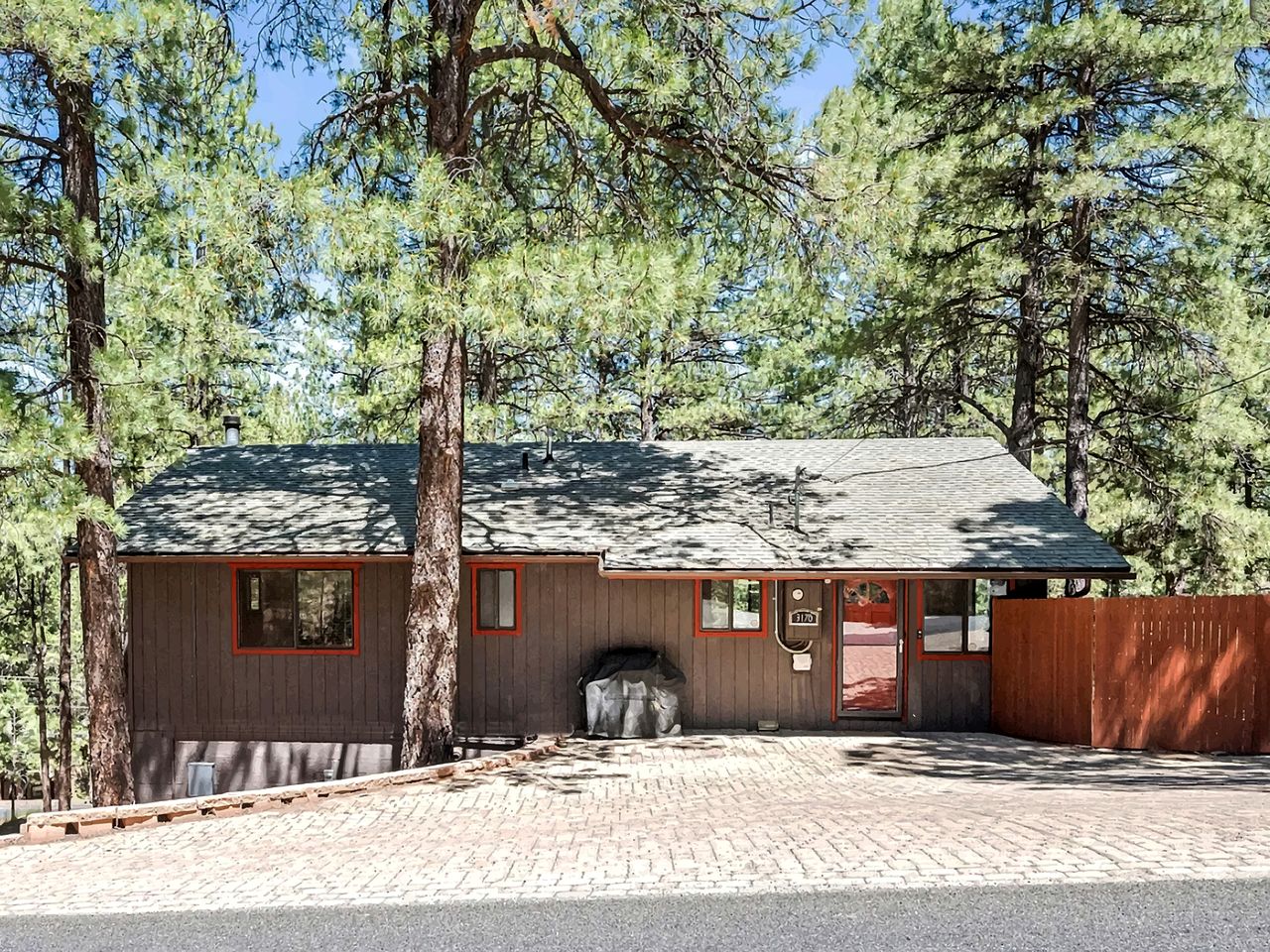 Beautiful Pet Friendly Cabin with a Private Hot Tub Nestled in the Ponderosa Pines, Perfect for a Family Getaway to Flagstaff