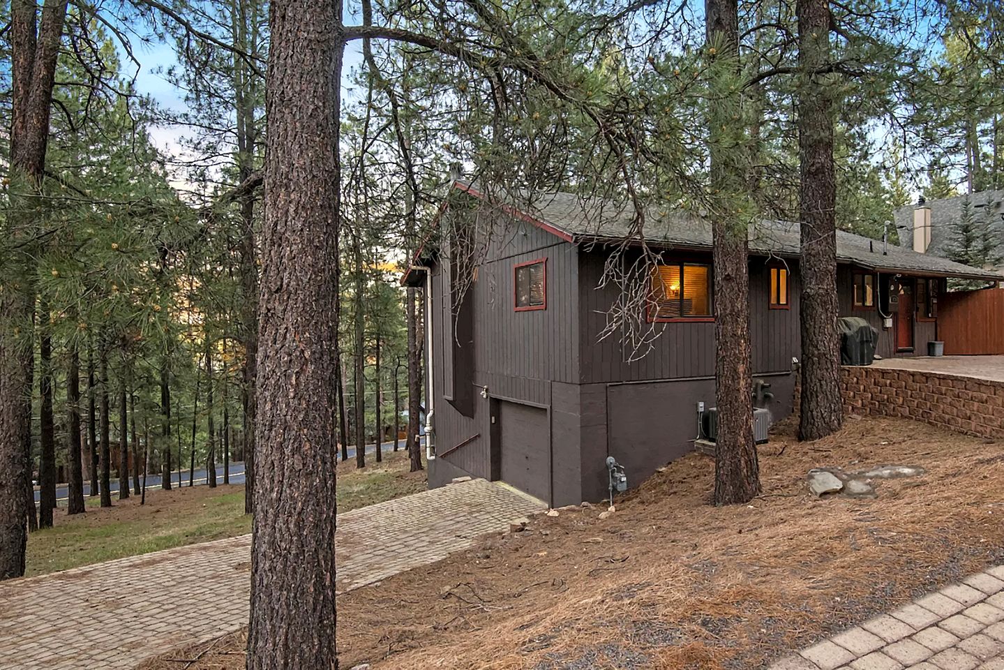 Beautiful Pet Friendly Cabin with a Private Hot Tub Nestled in the Ponderosa Pines, Perfect for a Family Getaway to Flagstaff