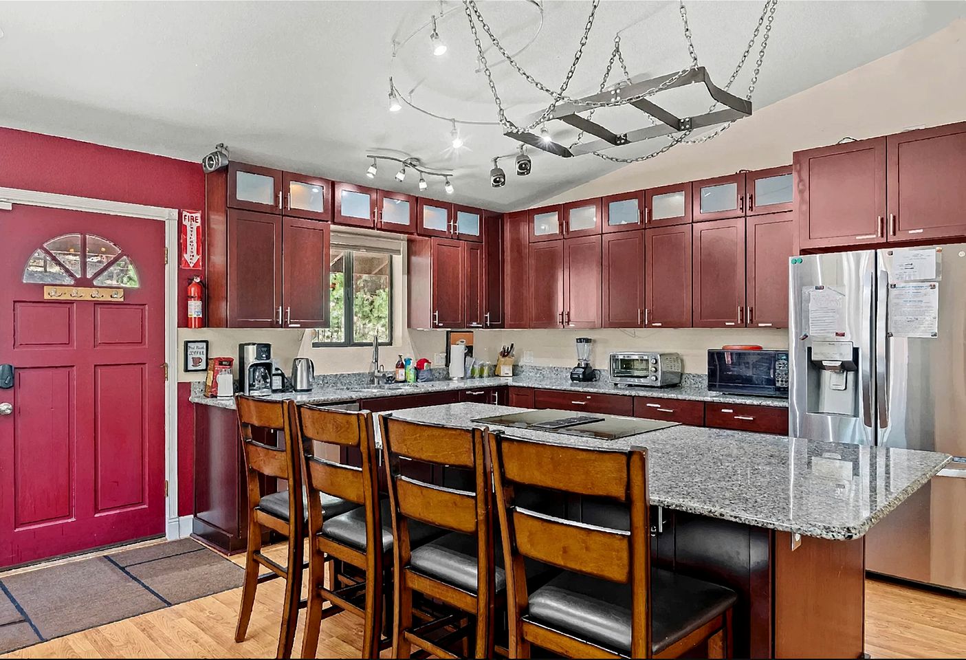 Beautiful Pet Friendly Cabin with a Private Hot Tub Nestled in the Ponderosa Pines, Perfect for a Family Getaway to Flagstaff