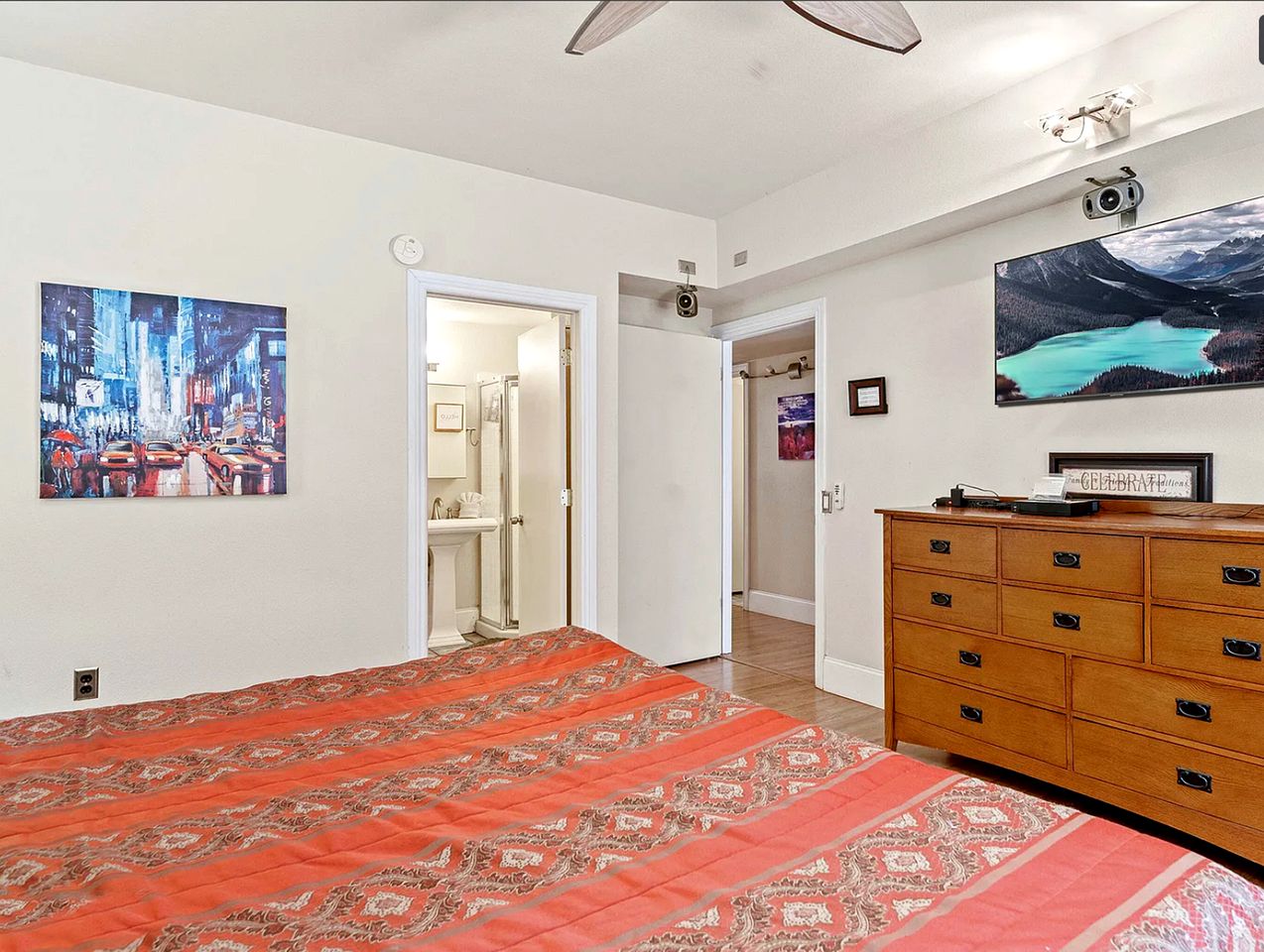 Beautiful Pet Friendly Cabin with a Private Hot Tub Nestled in the Ponderosa Pines, Perfect for a Family Getaway to Flagstaff