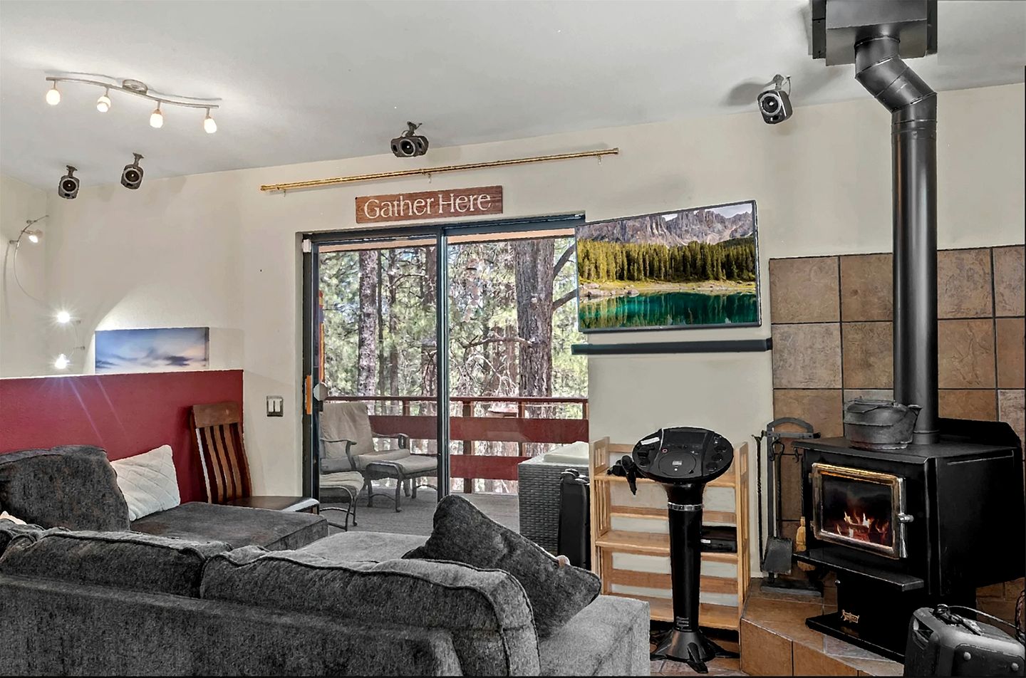 Beautiful Pet Friendly Cabin with a Private Hot Tub Nestled in the Ponderosa Pines, Perfect for a Family Getaway to Flagstaff
