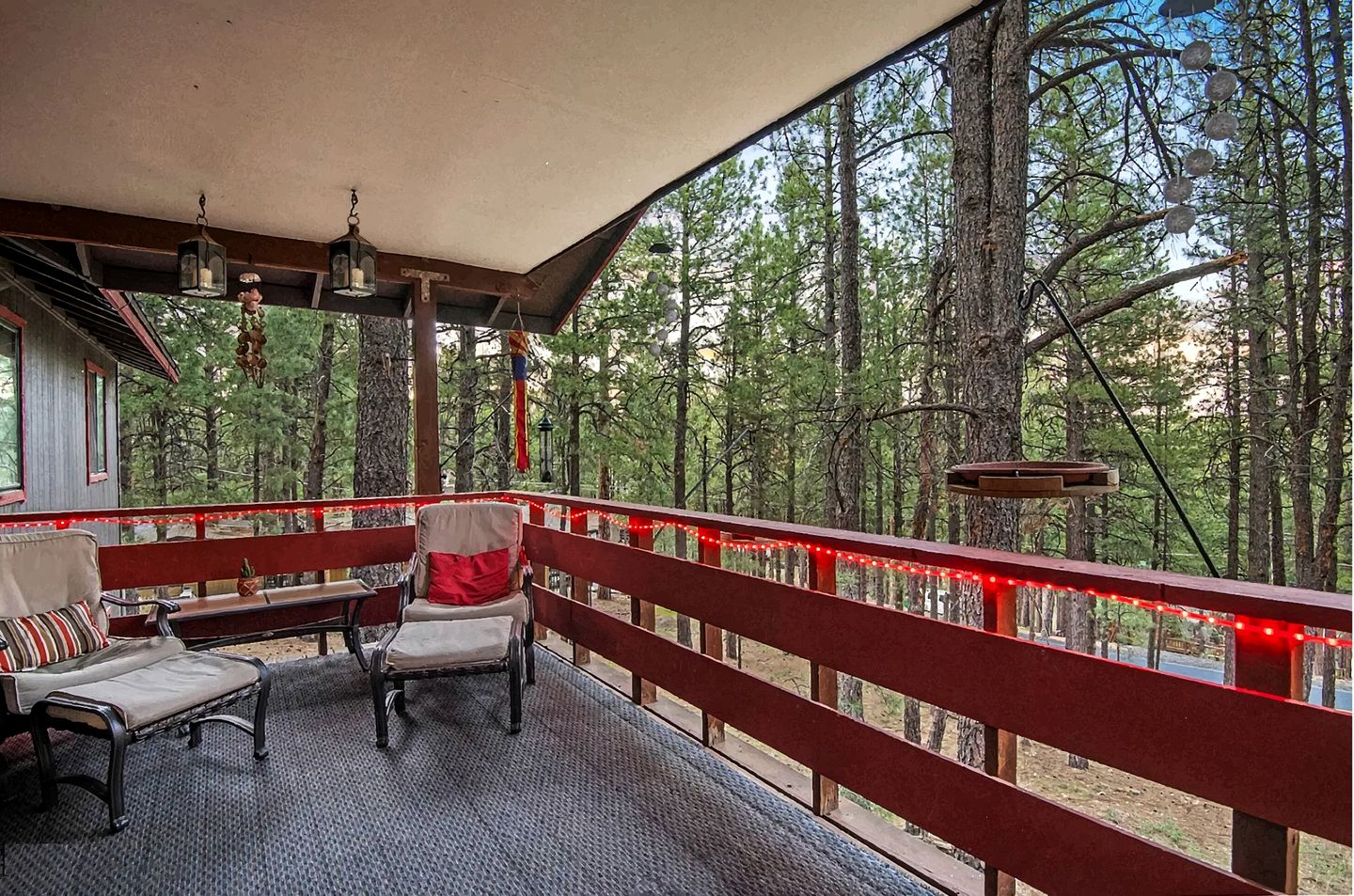 Beautiful Pet Friendly Cabin with a Private Hot Tub Nestled in the Ponderosa Pines, Perfect for a Family Getaway to Flagstaff
