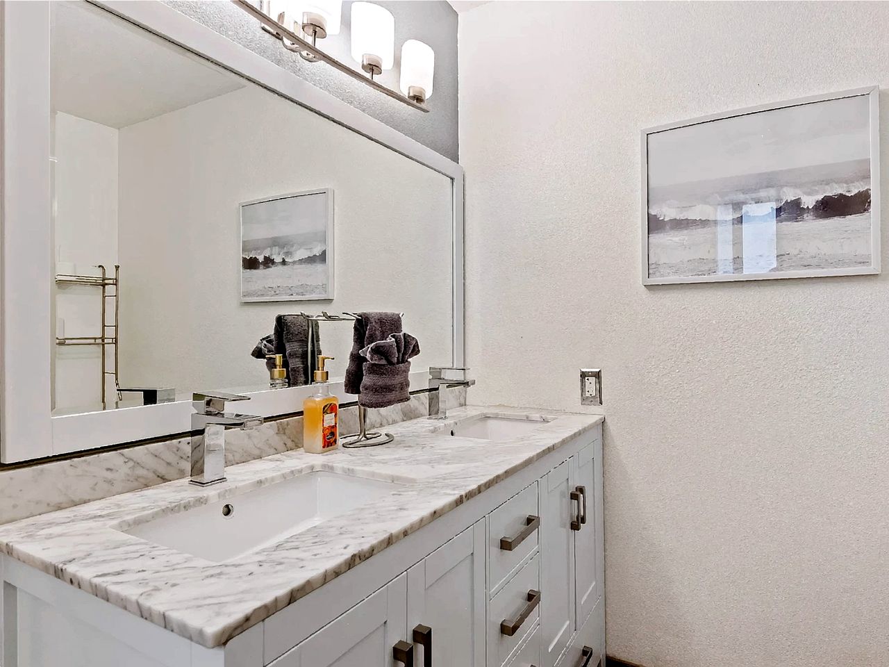 Beautiful Pet Friendly Cabin with a Private Hot Tub Nestled in the Ponderosa Pines, Perfect for a Family Getaway to Flagstaff