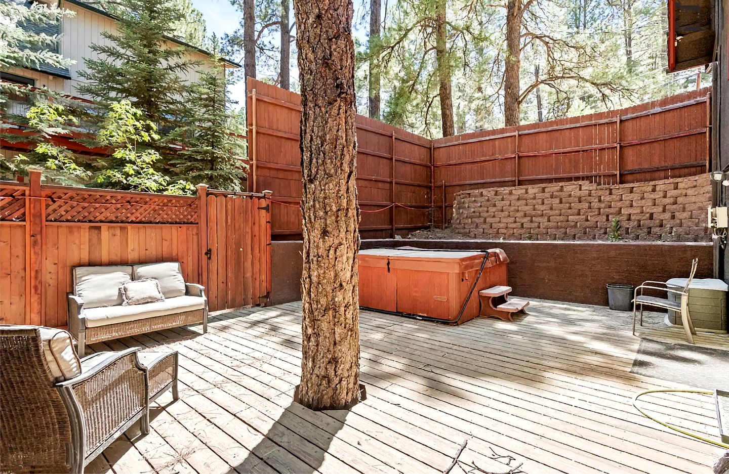 Beautiful Pet Friendly Cabin with a Private Hot Tub Nestled in the Ponderosa Pines, Perfect for a Family Getaway to Flagstaff