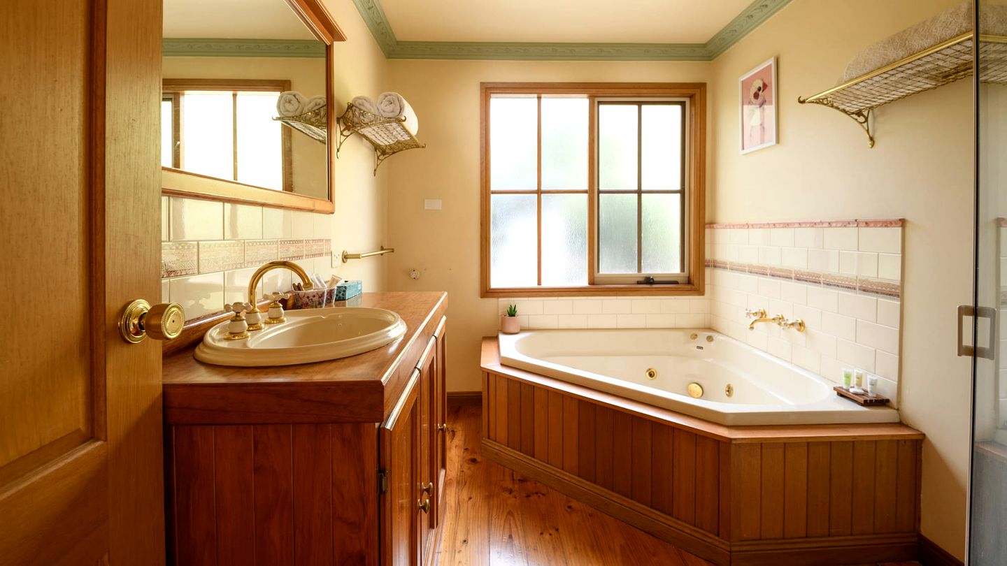 Embrace Nature's Warmth: Cozy Glamping Haven Among Drummond's Gum Trees