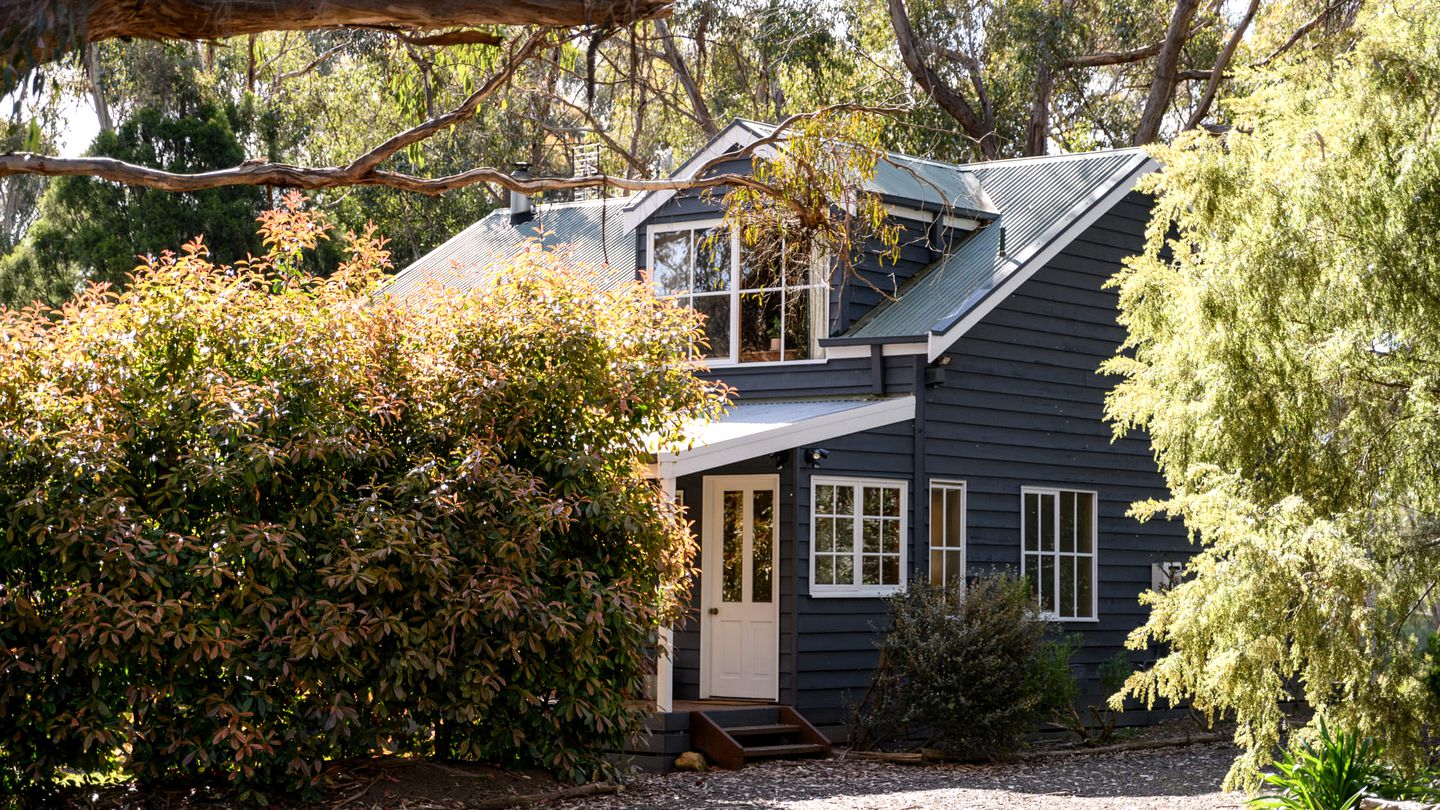 Embrace Nature's Warmth: Cozy Glamping Haven Among Drummond's Gum Trees