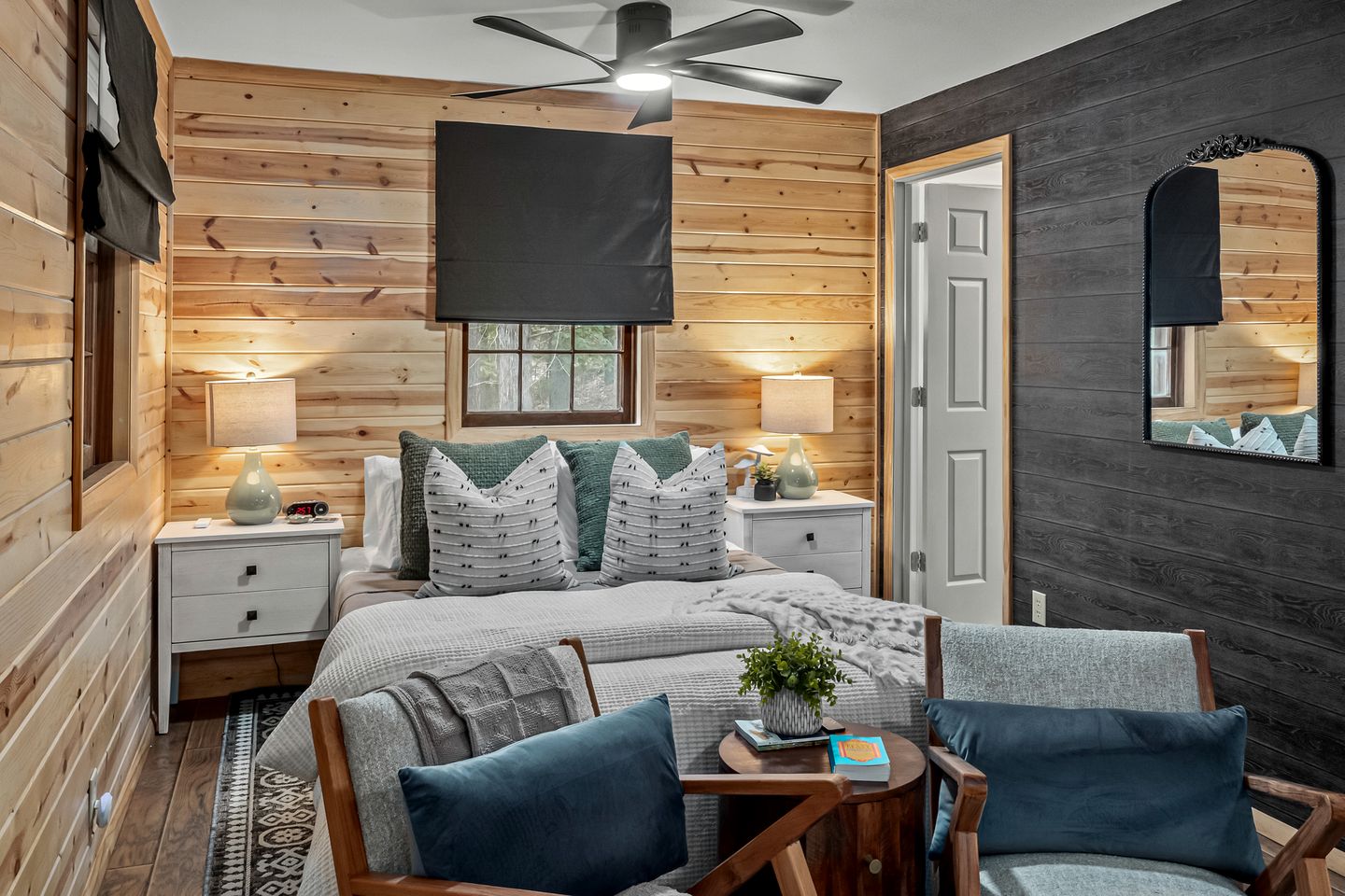 Romantic and Secluded Log Cabin with Private Hot Tub in Eureka Springs, Arkansas