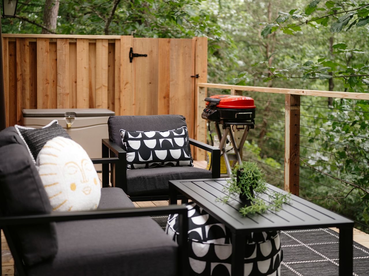 Romantic and Secluded Log Cabin with Private Hot Tub in Eureka Springs, Arkansas