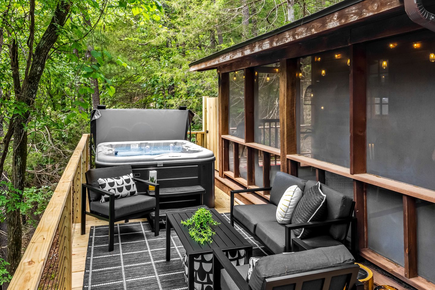 Romantic and Secluded Log Cabin with Private Hot Tub in Eureka Springs, Arkansas