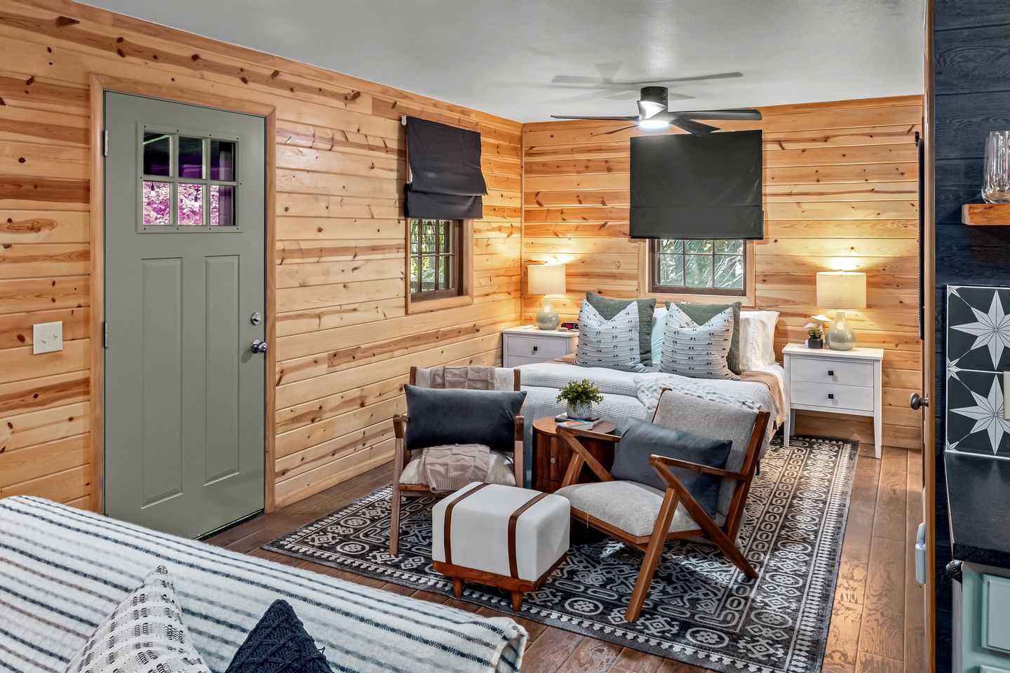 Romantic and Secluded Log Cabin with Private Hot Tub in Eureka Springs, Arkansas