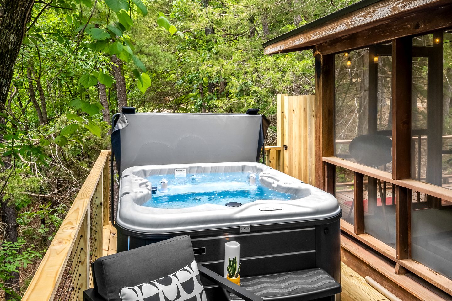 Romantic and Secluded Log Cabin with Private Hot Tub in Eureka Springs, Arkansas