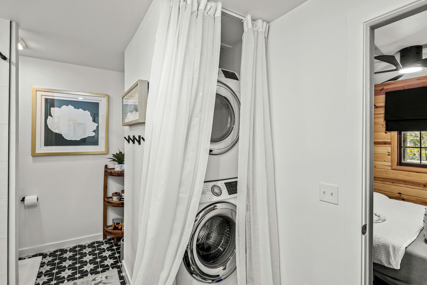 Romantic and Secluded Log Cabin with Private Hot Tub in Eureka Springs, Arkansas