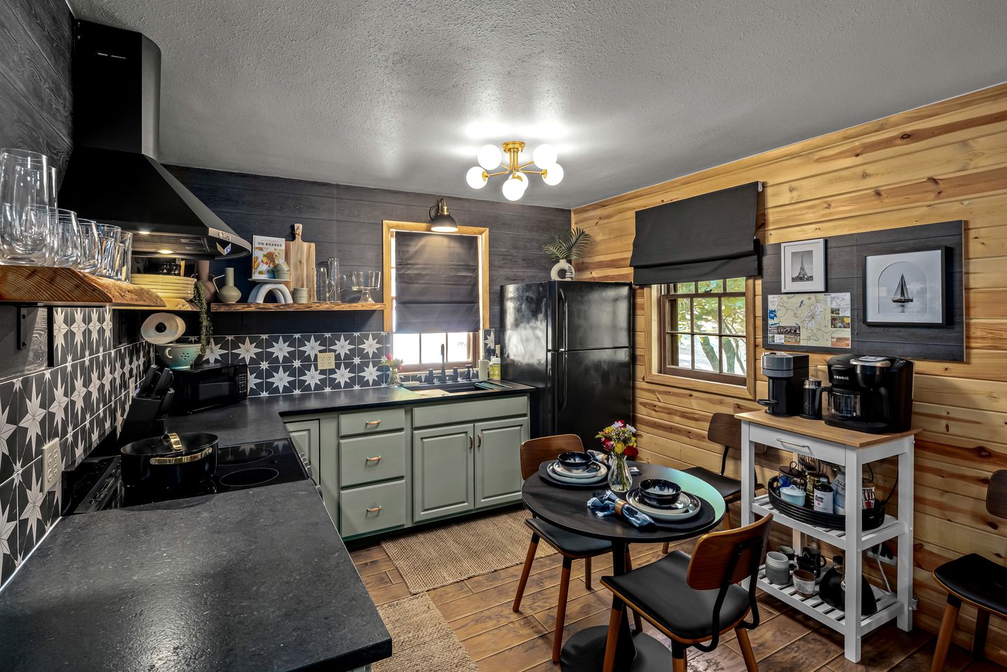 Romantic and Secluded Log Cabin with Private Hot Tub in Eureka Springs, Arkansas