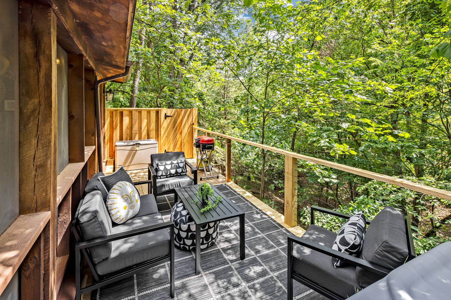 Romantic and Secluded Log Cabin with Private Hot Tub in Eureka Springs, Arkansas