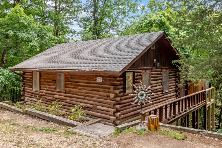 Romantic and Secluded Log Cabin with Private Hot Tub in Eureka Springs, Arkansas