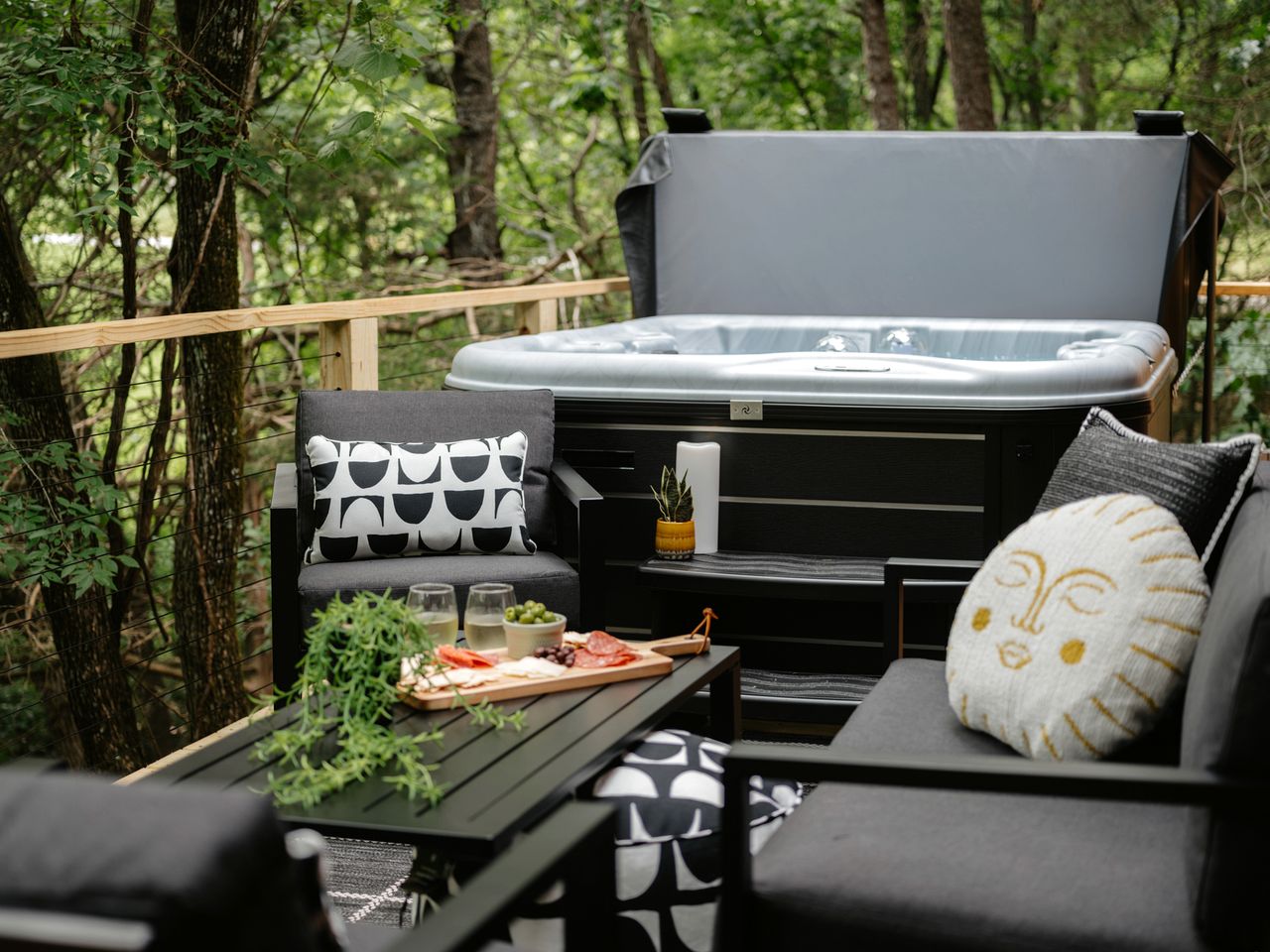 Romantic and Secluded Log Cabin with Private Hot Tub in Eureka Springs, Arkansas