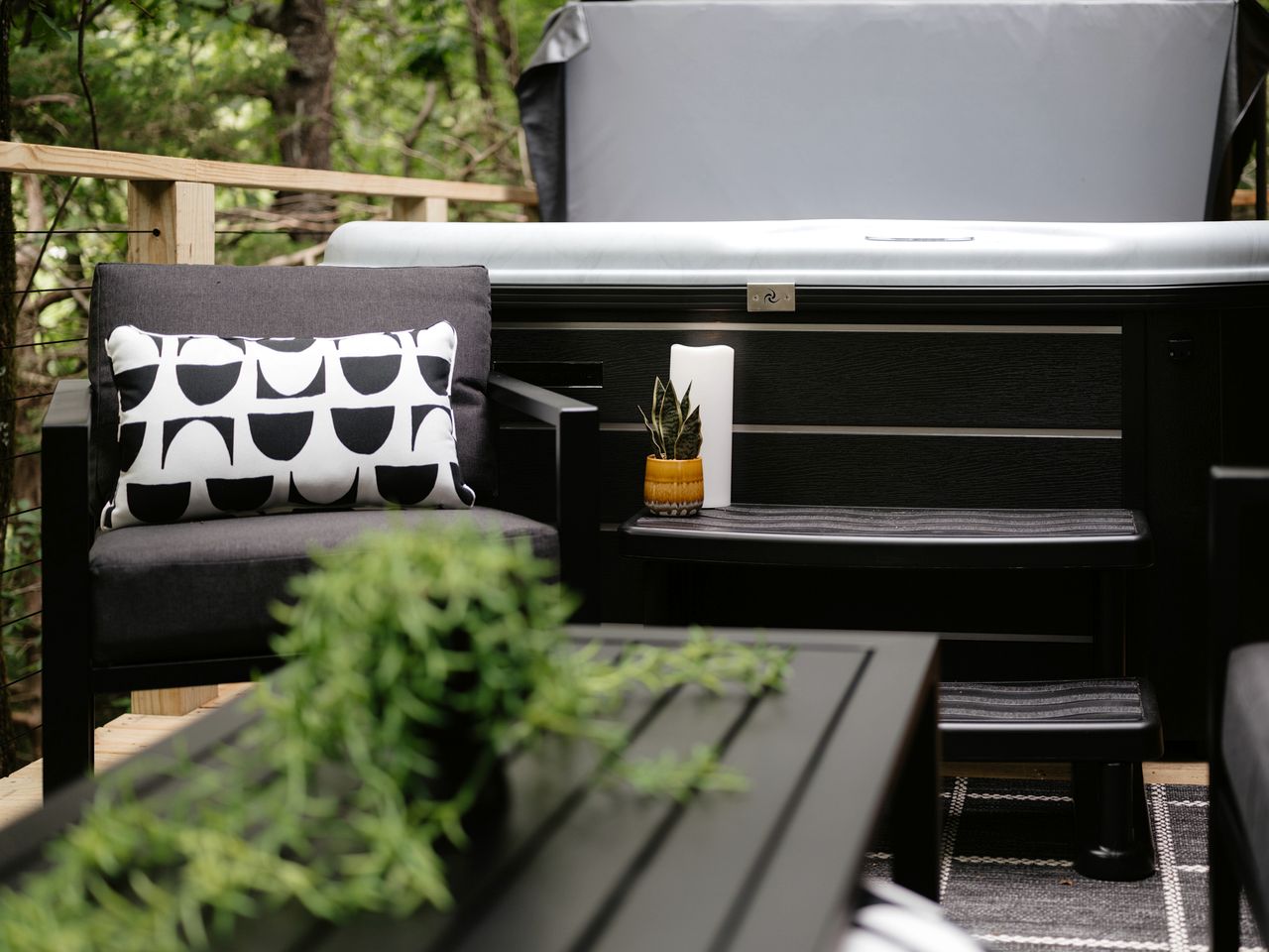 Romantic and Secluded Log Cabin with Private Hot Tub in Eureka Springs, Arkansas