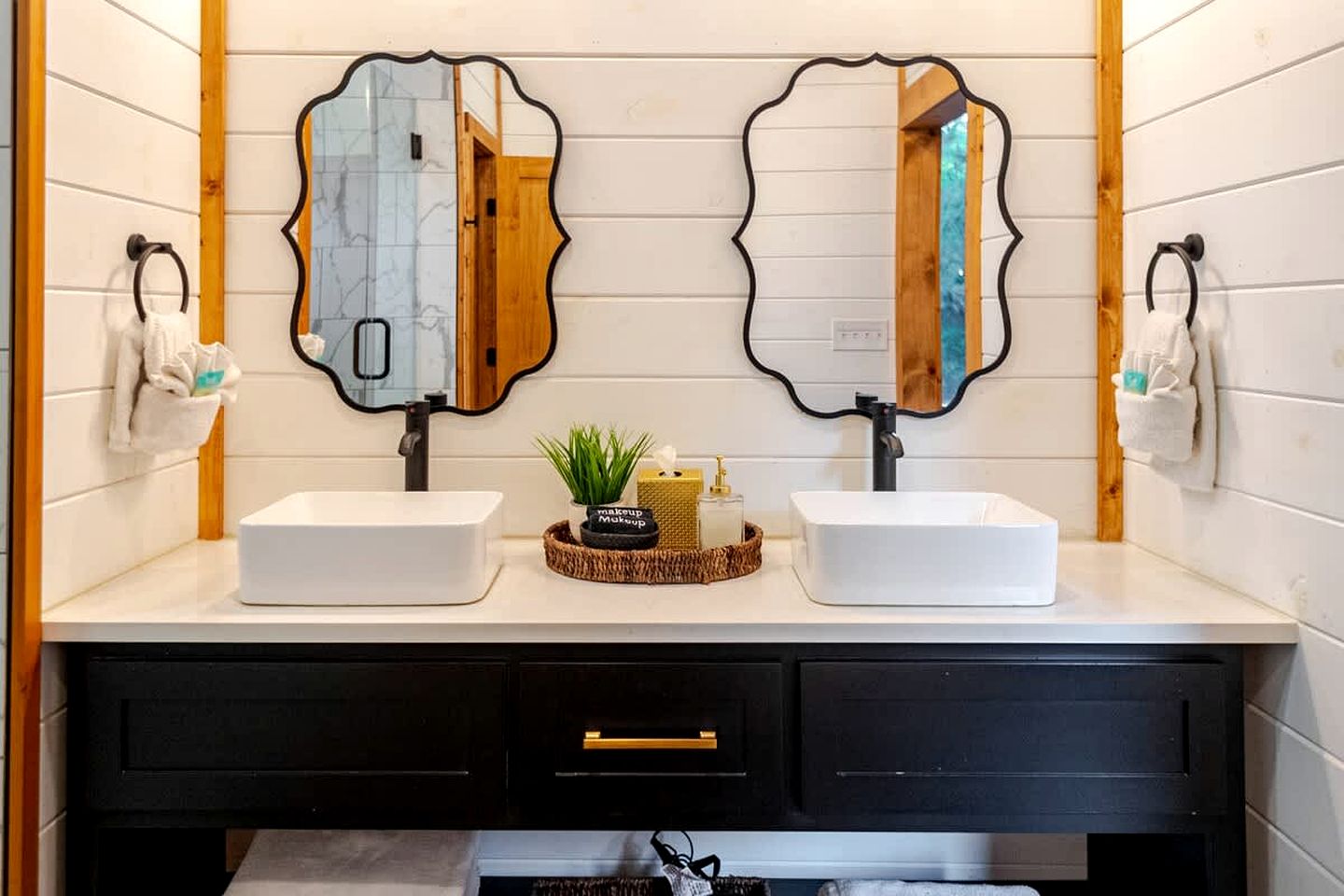 Electrifying Family Cabin with Mini Golf, Arcades & EV Charger Near Beavers Bend State Park | Broken Bow, Oklahoma