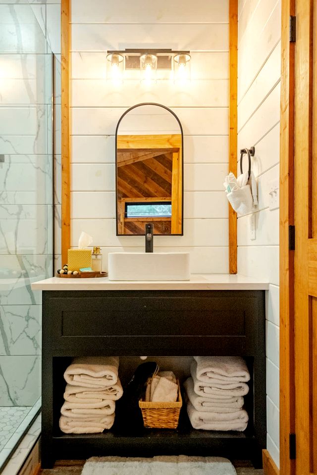 Electrifying Family Cabin with Mini Golf, Arcades & EV Charger Near Beavers Bend State Park | Broken Bow, Oklahoma