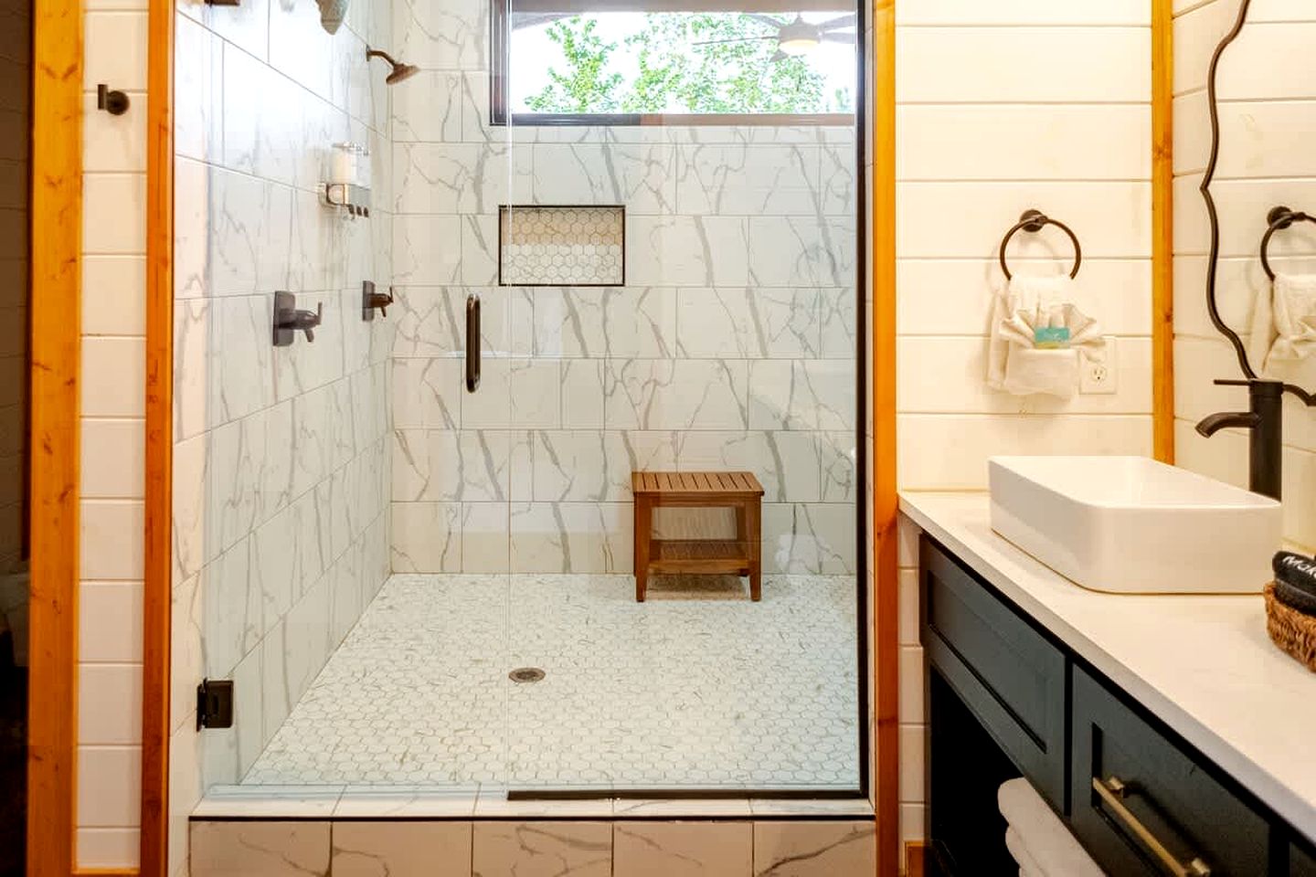 Electrifying Family Cabin with Mini Golf, Arcades & EV Charger Near Beavers Bend State Park | Broken Bow, Oklahoma