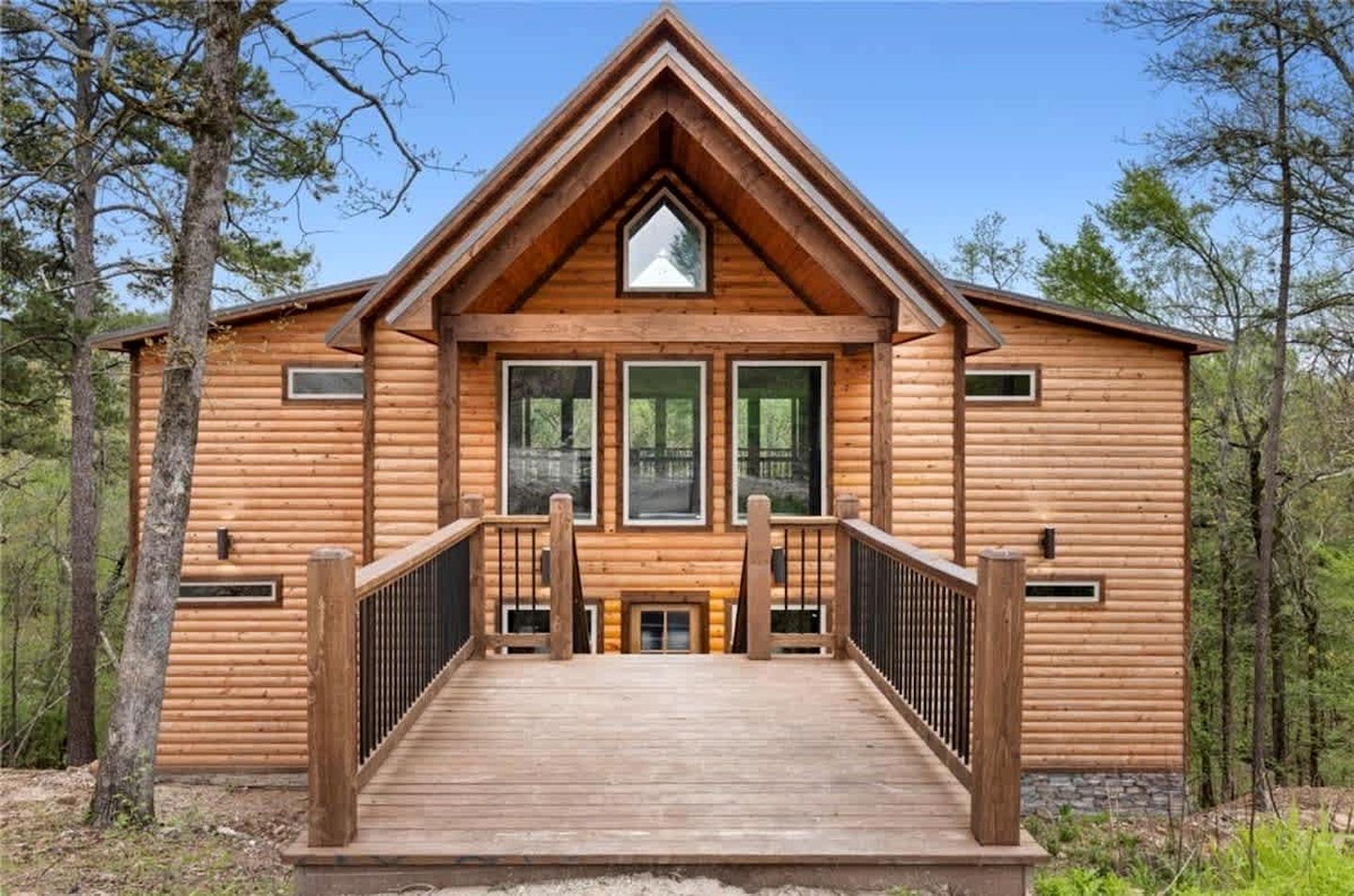 Luxury Aviation-Themed Mountain Cabin Near Broken Bow Lake | Broken Bow, Oklahoma