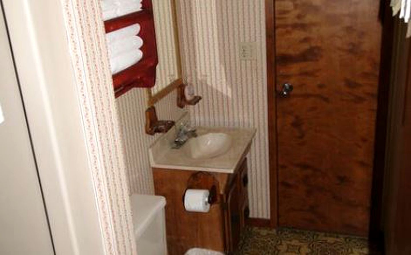 Family-Friendly Cottage Rental with Excellent Lake Views near Wautoma, Central Wisconsin