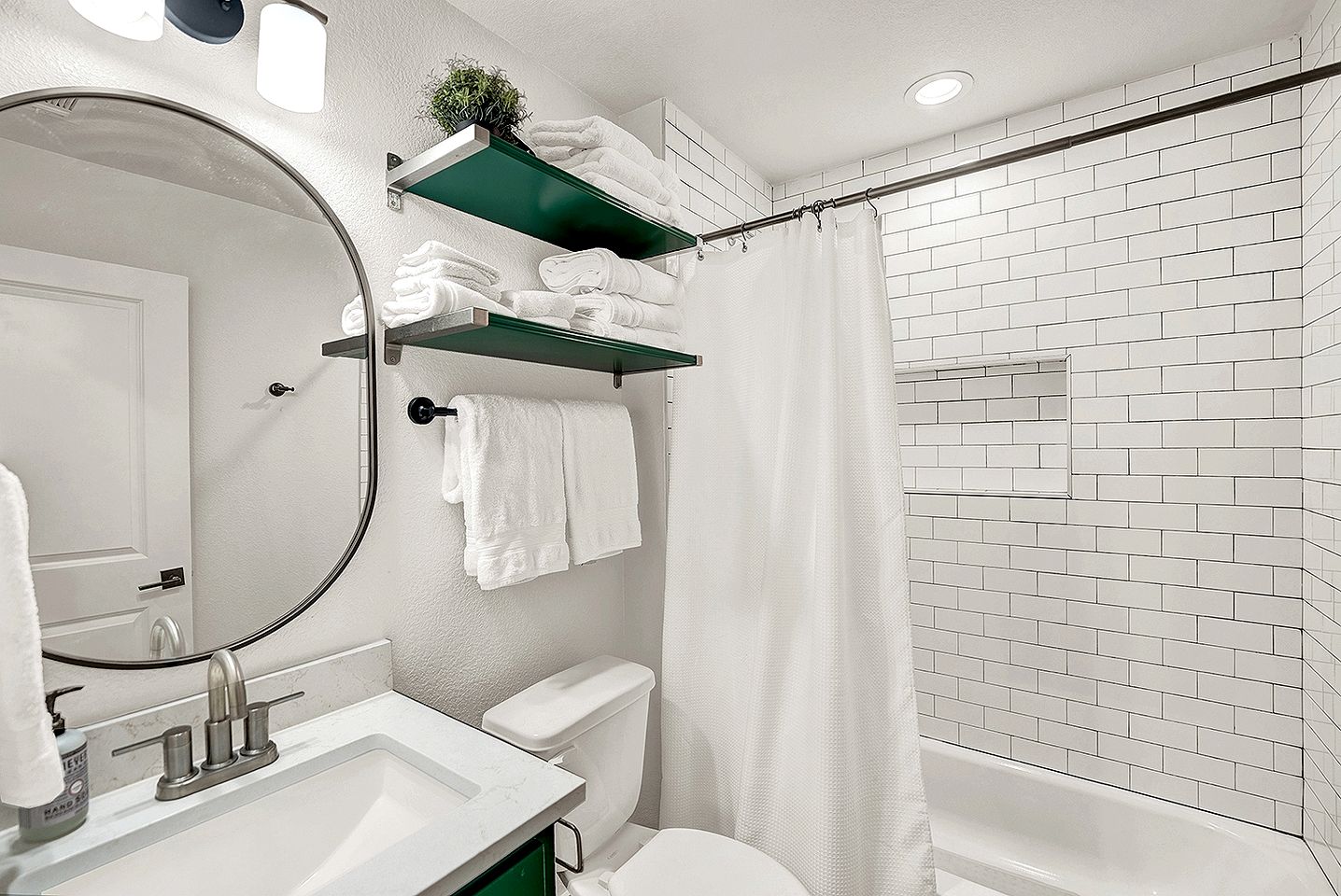 Splendid Chic Cabin with Modern Interior and Pool in Wimberley, Texas