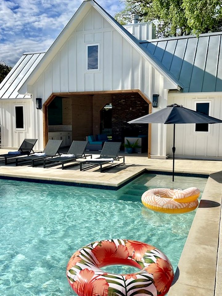 Splendid Chic Cabin with Modern Interior and Pool in Wimberley, Texas