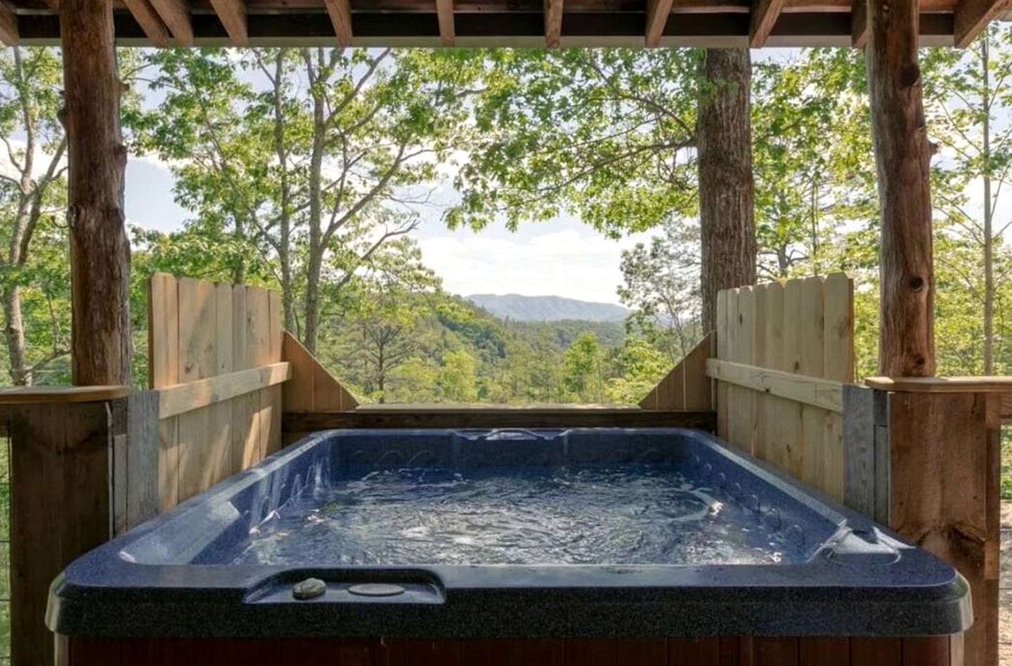 Idyllic Mountain Retreat with Jacuzzi and Stunning Views from the Deck in Townsend, Tennessee