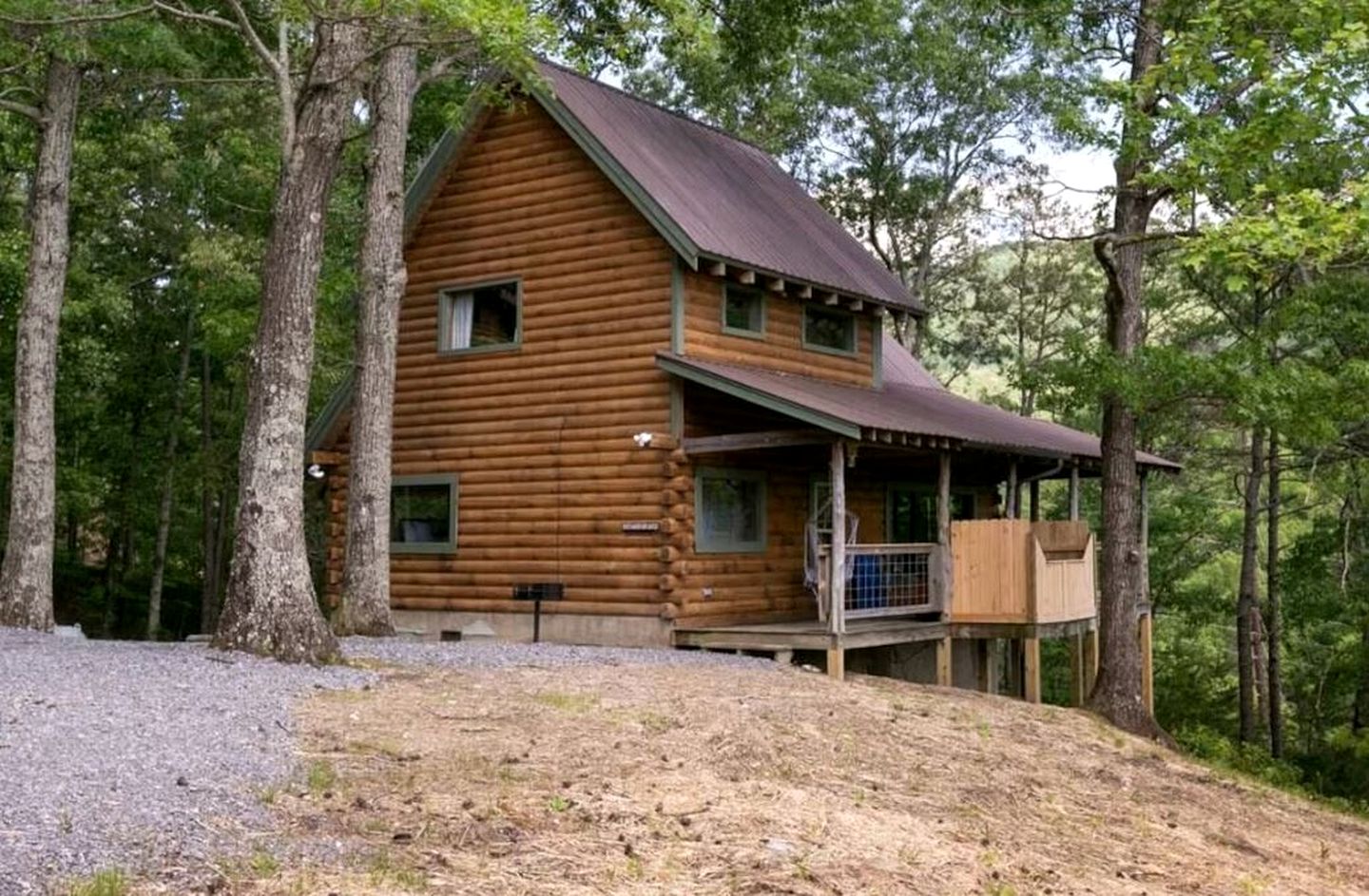 Idyllic Mountain Retreat with Jacuzzi and Stunning Views from the Deck in Townsend, Tennessee