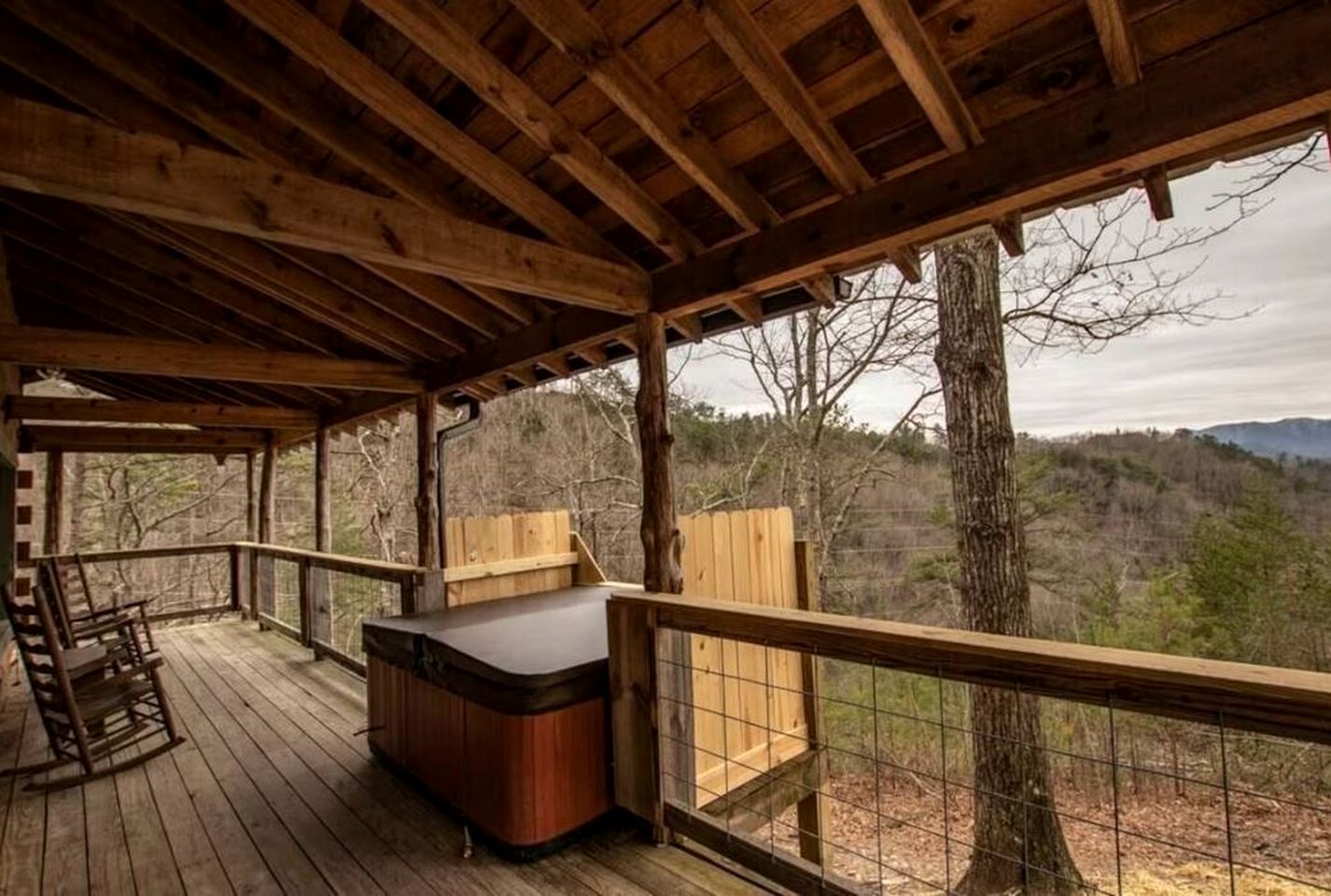 Idyllic Mountain Retreat with Jacuzzi and Stunning Views from the Deck in Townsend, Tennessee